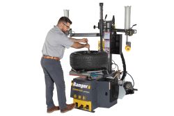 Technician using the R980DP bead lifting tool for precise demounting of stiff sidewall tires. Built to reduce effort while protecting wheels during service. SKU 5140174.