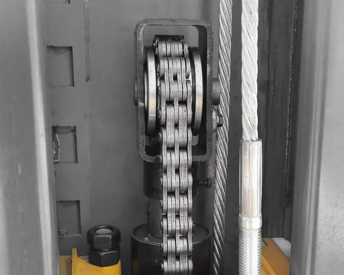 GP-9LC is built on a proven chain-over design, utilizing an industrial-grade leaf chain